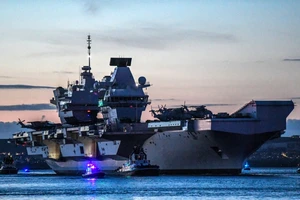 Nhóm tác chiến tàu sân bay Anh HMS Queen Elizabeth rời căn cứ hải quân ở TP Portsmouth ngày 23-5. Ảnh: THE SUN 