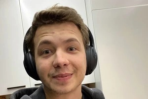 Ông Roman Protasevich - người bị giới chức Belarus bắt hôm 23-5 sau khi một chuyến bay buộc phải hạ cánh khẩn cấp ở TP Minsk (Belarus). Ảnh: DAILYMAIL