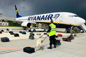 Lực lượng an ninh Belarus kiểm tra liệu có bom trên huyến bay FR4978 (hãng Ryanair) hay không sau khi máy bay hạ cánh khẩn cấp ở Minsk. Ảnh: AFP