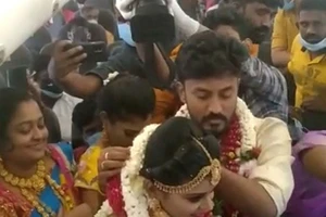 Khách mời tập trung đông nghẹt gần cặp đôi trên "chuyến bay đám cưới" hôm 23-5 ở bang Tamil Nadu (Ấn Độ). Ảnh: ASIAN NEWS INTERNATIONAL