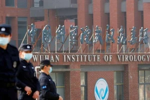 Nhân viên an ninh đứng canh gác bên ngoài Viện Virus học Vũ Hán trong chuyến điều tra của nhóm chuyên gia từ Tổ chức Y tế Thế giới (WHO), vào ngày 3-2.