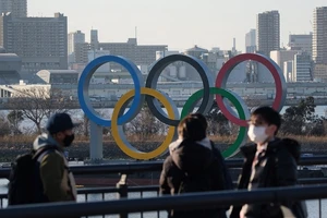 Các vòng tròn Olympic tại công viên nước Odaiba, Tokyo, Nhật. Ảnh: AFP