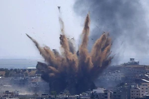 Cao ủy Nhân quyền LHQ Michelle Bachelet cảnh báo những cuộc không kích của Israel "có thể cấu thành tội ác chiến tranh".