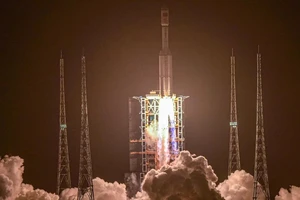 Trung Quốc phóng tên lửa đẩy Trường Chinh 7 (mang theo tàu chở hàng Thiên Châu 2) tại cơ sở không gian trên đảo Hải Nam vào tối 29-5 . Ảnh: AFP