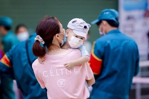 Hình ảnh các em bé theo cha mẹ lấy mẫu xét nghiệm ở Gò Vấp