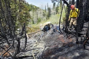 Chiếc máy bay huấn luyện rơi và bốc cháy ở bang Utah, Mỹ vào sáng 29-5. Ảnh: FOX 13