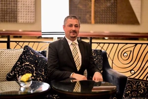 Ảnh chụp Đại sứ Andrii Beshta trong văn phòng tại Đại sứ quán Ukraine ở thủ đô Bangkok, Thái Lan. Ảnh: KHAOSOD