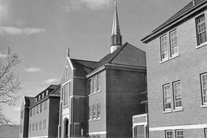 Trường nội trú Kamloops Indian (đóng cửa năm 1978), gần thị trấn Kamloops, tỉnh bang British Columbia, Canada. Ảnh: REUTERS