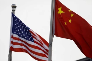 Quốc kỳ Mỹ và Trung Quốc bay bên ngoài tòa nhà của một công ty Mỹ ở Bắc Kinh, Trung Quốc, ngày 21-1.