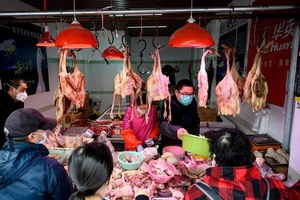 Ảnh minh họa - Một quầy bán thịt gia cầm ở Trung Quốc. Ảnh: AFP