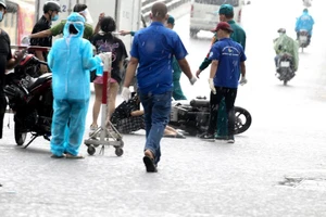 Thanh niên tống ba té nhào khi vượt chốt kiểm dịch Gò Vấp