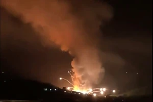 Một người dân sống thị trấn Cacak (Serbia) quay lại các vụ nổ kho đạn của nhà máy Sloboda. Ảnh: SPUTNIK/TWITTER