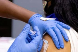 Một phụ nữ đang được tiêm vaccine ngừa COVID-19 tại một phòng khám ở Philadelphia, Pennsylvania, Mỹ vào ngày 18-5.