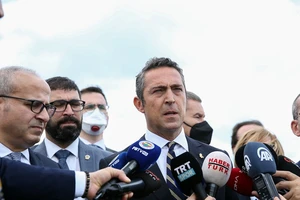 Chủ tịch CLB Fenerbahce Ali Koc (giữa) trả lời báo chí sau phiên tòa hôm 4-6. Ảnh: ANADOLU