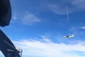 Máy bay của Không quân Malaysia (trái) giám sát máy bay IL-76 của Không quân Trung Quốc. Ảnh: REUTERS
