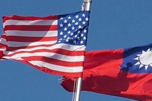 Quốc kỳ Mỹ (trái) và cờ Đài Loan (phải).
