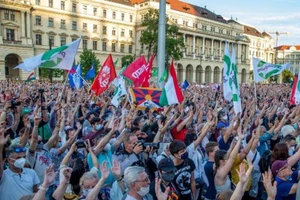 Người dân Hungary xuống đường biểu tình phản đối kế hoạch xây dựng trường đại học Trung Quốc ở Budapest, ngày 5-6.