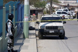 Một thành viên Lực lượng Vệ binh Quốc gia Mexico đứng canh gác tại điểm bỏ phiếu xảy ra vụ việc.