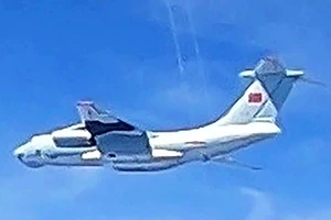 Một máy bay quân sự Trung Quốc áp sát không phận Malaysia hôm 31-5. Ảnh: REUTERS