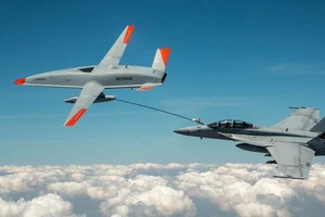 Nguyên mẫu thử nghiệm máy bay không người lái MQ-25 T1 của hãng Boeing (Mỹ) tiếp nhiên liệu trên không cho tiêm kích F/A-18 Super Hornet. Nguồn: TWITTER BOEING