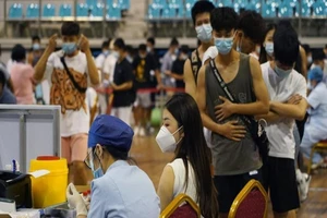 Các sinh viên ở tỉnh Giang Tây, Trung Quốc được tiêm chủng vào hôm 4-6-2021. Ảnh: TÂN HOA XÃ