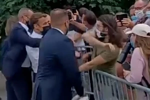Tổng thống Pháp Emmanuel Macron (áo xanh nhạt, đeo khẩu trang đen) bị tát khi chào hỏi người dân tỉnh Drome hôm 8-6. Ảnh: AP