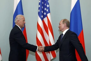 Ông Joe Biden (trái - khi đó là Phó Tổng thống Mỹ) gặp ông Vladimir Putin (phải - khi đó là Thủ tướng Nga) tại Moscow hồi năm 2011. Ảnh: AP