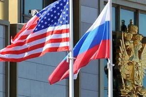 Quốc kỳ Mỹ (trái) và quốc kỳ Nga (phải).