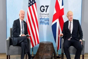 Tổng thống Mỹ Joe Biden (trái) và Thủ tướng Anh Boris Johnson (phải). Ảnh: AP