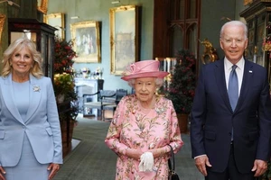 Tổng thống Biden cùng phu nhân chụp ảnh với Nữ hoàng Anh tại lâu đài Windsor. Ảnh: Steve Parsons/GETTY IMAGES
