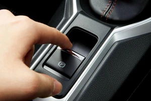 Một số trường hợp bạn không bao giờ được sử dụng phanh tay