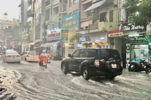 Triều cường cao kèm theo mưa, làm gì để người lái xe thoát khỏi vùng ngập?