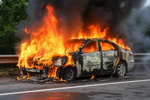 Cách thoát khỏi ô tô bị cháy