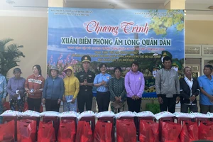 Mang Tết đến với bà con vùng biên giới biển