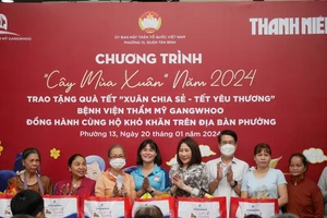 Quận Tân Bình: Trao tặng 100 phần quà cho bà con nghèo đón Tết