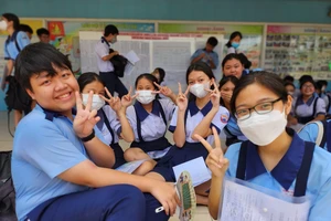 'Thi xong, tôi sẽ thưởng cho con một chuyến du lịch Singapore'
