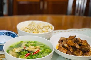 Canh khổ qua nấu cá chuồn ngày nắng 