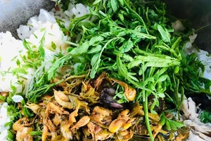 Độc đáo cơm trộn lá me của người Chăm 