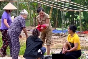 Xôn xao clip sản phụ từ trên xe ô tô bước xuống sinh con bên đường