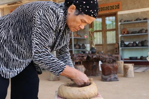 Đi tìm người Chu Ru cuối cùng giữ nghề gốm ở Krăng-gọ