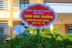 Ngày khai giảng, tặng cây xanh cho tất cả các trường học ở Thạch Hà