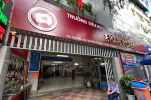 Thầy giáo bị tố ép học sinh 