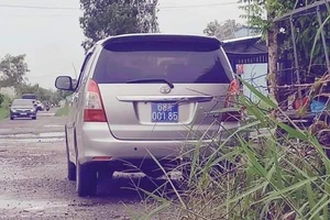 Xe biển xanh đi khai trương nhà nuôi yến của lãnh đạo