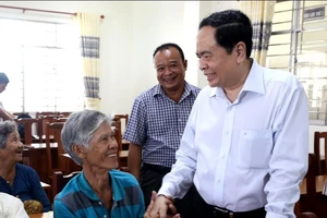 Chủ tịch Trần Thanh Mẫn tặng quà cho người nghèo ở Cần Thơ