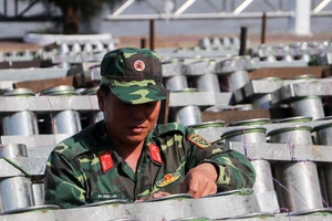 'Đột kích' trận địa pháo hoa Cần Thơ trước giờ khai hỏa