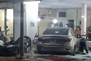 Cần Thơ: Ô tô do nữ cầm lái đâm thẳng vào quán bida