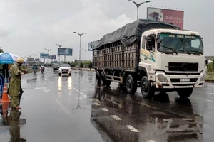 Đội mưa kiểm tra thân nhiệt tại cửa ngõ vào nội ô Cần Thơ