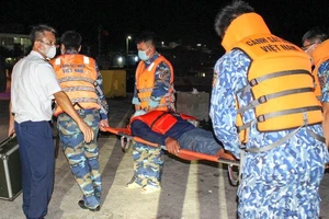 Cảnh sát biển 4 cứu thành công 1 ngư dân gặp nạn 