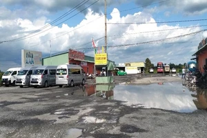 Bến xe Vị Thanh đã được dỡ phong tỏa do người đàn ông trở về từ Campuchia âm tính lần 1 với COVID-19. Ảnh: Anh Hào