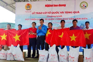 Tặng 2.000 lá cờ Tổ quốc cho ngư dân Tiền Giang